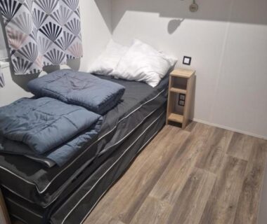 Chambre avec lit simple et rangement du MH 535