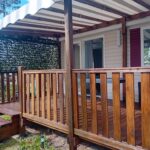 Terrasse en bois du mobil-home MH 538 TOUT EQUIPE et TOUT CONFORT