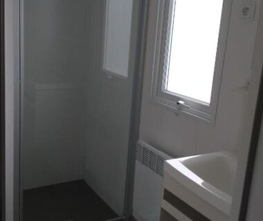 Salle de bain avec cabine de douche et lavabo dans le MH 538 TOUT EQUIPE et TOUT CONFORT 2ch 1sdb