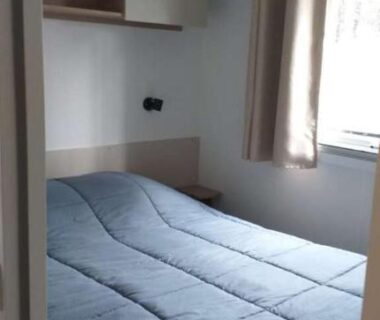 Chambre avec lit double et fenêtre dans le mobil-home MH 538 TOUT EQUIPE et TOUT CONFORT