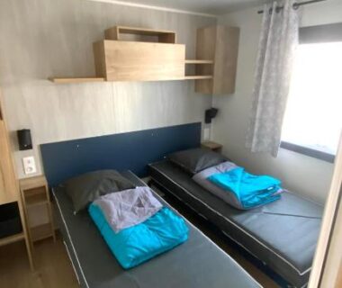 Chambre deux lits dans MH 542 Spacieux 40m2 avec 2 chambres 1 salle de bain dans Camping 4 étoiles
