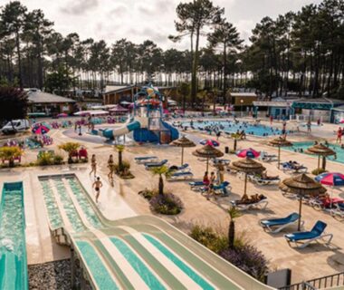 Parc aquatique avec toboggans et transats dans le MH 542 Spacieux 40m2
