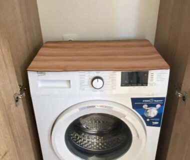 Placard avec lave-linge encastré dans MH 542 Spacieux 40m2 avec 2 chambres 1 salle de bain dans Camping 4 étoiles