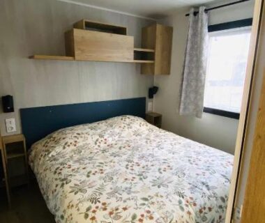 Chambre avec lit double et étagère dans le MH 542 Spacieux 40m2