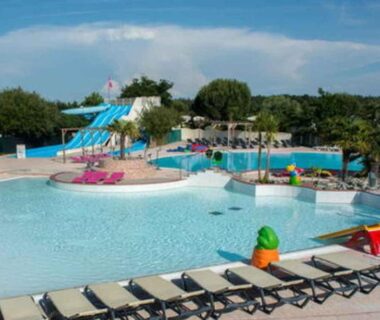 Piscine extérieure avec toboggans et transats au MH 6-8p tt équipé camping 4e bord de lac