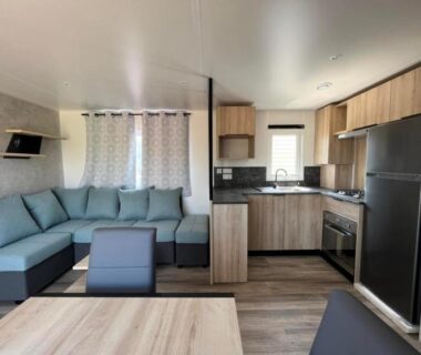 Salon et kitchenette ouvertes dans le mobil-home MH 6-8p tt équipé WIFI inclus camping 4e bord de lac