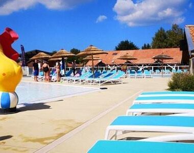 Piscine extérieure avec pataugeoire et transats au MH 6-8p tt équipé WIFI inclus camping 4e bord de lac