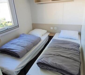 Chambre avec deux lits simples et fenêtre dans le MH 6 personnes au calme Bois Dormant 4 étoiles 495