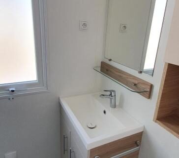 Salle de bains avec lavabo miroir et WC dans le MH 6 personnes au calme Bois Dormant 4 étoiles 495