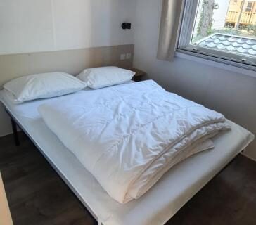 Chambre avec lit double et fenêtre dans le MH 6 personnes au calme Bois Dormant 4 étoiles 495