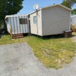 Emplacement de camping avec mobil-home et terrasse du MH 805 Camping Bois Dormant