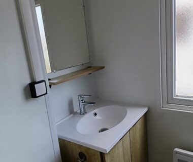 Salle de bain avec lavabo et miroir dans le mobil home MH 805 Camping Bois Dormant