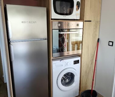 Cuisine équipée avec réfrigérateur four et lave-linge au MH 805 Camping Bois Dormant