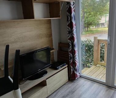 Séjour avec baie vitrée et terrasse du MH 805 Camping Bois Dormant