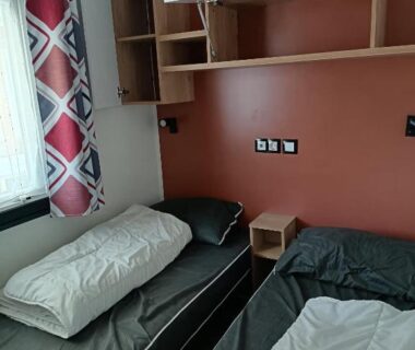 Chambre avec deux lits simples et étagères dans le mobil home MH 805 Camping Bois Dormant