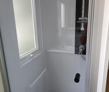 Cabine de douche avec fenêtre dans le MH 805 Camping Bois Dormant