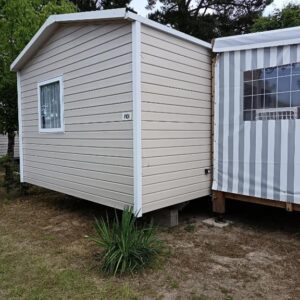 Extérieur de mobil-home beige adjacent à un autre au MH F101 du Camping Bois Masson