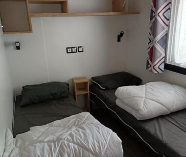 Chambre avec deux lits étagère et fenêtre dans le MH F101 Camping Bois Masson