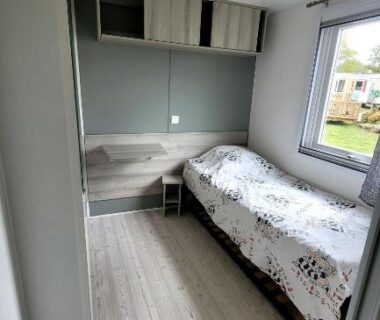 Chambre avec lit simple et rangements dans le mobil-home MH GRAND CONFORT 40 m2 3CH 2 SDB 2 TOILETTES