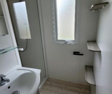 Salle de bain avec lavabo miroir et fenêtre du MH GRAND CONFORT 40 m2 3CH 2 SDB 2 TOILETTES