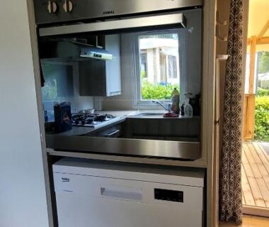Cuisine équipée avec four et lave-vaisselle dans le MH GRAND CONFORT 40 m2 3CH 2 SDB 2 TOILETTES
