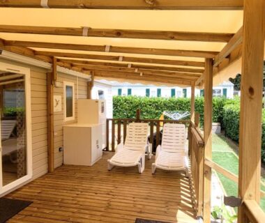 Terrasse en bois couverte avec deux transats du MH GRAND CONFORT 40 m2 3CH 2 SDB 2 TOILETTES