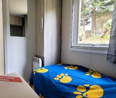 Chambre avec lit et rangement côté fenêtre dans le MH GRAND CONFORT 40 m2 3CH 2 SDB 2 TOILETTES