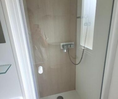 Cabine de douche dans la salle de bain du MH GRAND CONFORT 40 m2 3CH 2 SDB 2 TOILETTES
