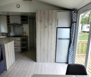Coin repas et cuisine ouverte avec baie vitrée dans le MH GRAND CONFORT 40 m2