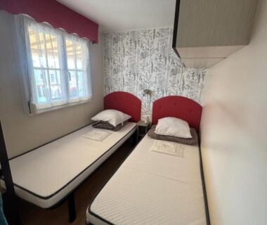 Chambre avec deux lits simples dans le MH J08 du Camping Siblu La Plage