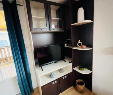 Coin télévision et étagères dans le mobil-home MH J08 du Camping Siblu La plage