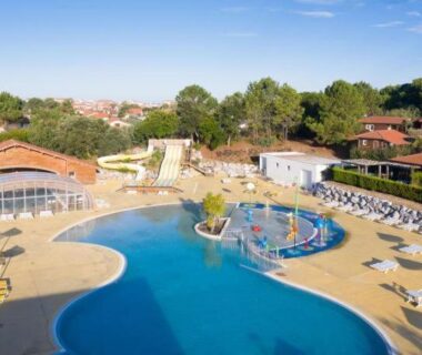 Piscine et toboggans extérieurs au MH J08 Camping Siblu La plage