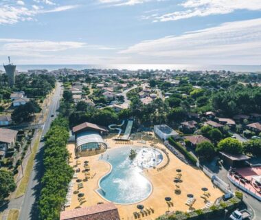 Piscine extérieure et solarium au camping Siblu La Plage