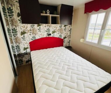 Chambre avec lit double et rangements dans le MH J08 Camping Siblu La plage