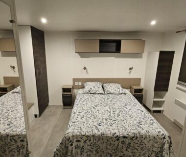 Chambre double avec rangements dans le MH T14 entre pins et océan