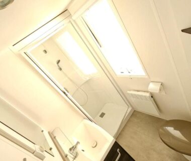 Salle de bain avec cabine douche et lavabo du MH T14 entre pins et océan