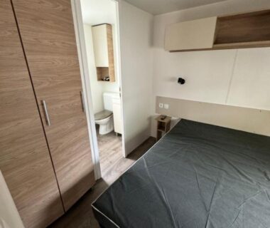 Chambre avec lit, armoire et salle d'eau du MH TIKE 6p Les Sables du Midi Valras