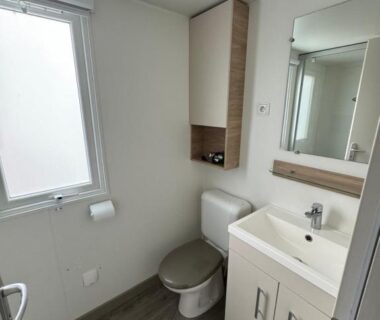 Salle de bains avec WC et lavabo dans le MH TIKE 6p Les Sables du Midi Valras