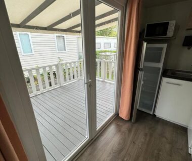 Terrasse couverte et porte-fenêtre donnant sur le camping du MH TIKE 6p Les Sables du Midi Valras
