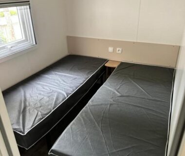 Chambre avec deux lits simples dans le mobil-home MH TIKE 6p LES SABLES DU MIDI VALRAS