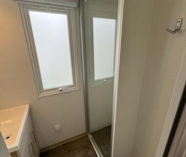 Salle de bain intérieure avec vasque et cabine de douche du MH TIKE 6p Les Sables du Midi