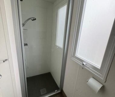 Douche cabine dans le mobil-home MH TIKE 6p LES SABLES DU MIDI VALRAS