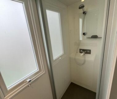 Douche cabine et fenêtres dans le MH TIKE - 6p - LES SABLES DU MIDI - VALRAS