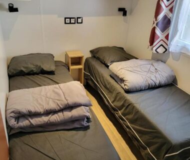 Chambre avec deux lits simples dans le MH h007 3chambres et 1 sale de bain dans camping 4 étoiles