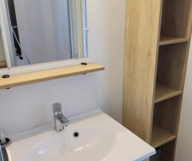 Salle de bain avec lavabo miroir douche du MH h007 3chambres et 1 sale de bain dans camping 4 étoiles