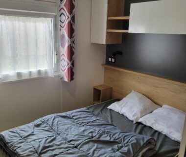Chambre avec lit double et rangements dans MH h007 3chambres et 1 sale de bain dans camping 4 étoiles