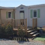 Terrasse et façade du mobil home MH135 du camping NOVELA