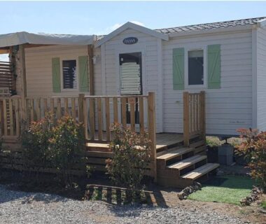 Terrasse et façade du mobil home MH135 du camping NOVELA