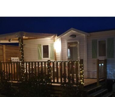 Terrasse éclairée la nuit du mobil home MH135 camping NOVELA