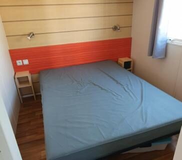 Chambre avec lit double du mobil home MH135 camping NOVELA